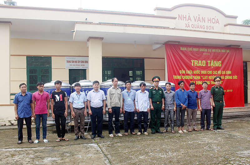 Ban chỉ huy quân sự huyện Hải Hà trao tặng bồn chứa nước inox cho các gia đình có hoàn cảnh khó khăn tại xã Quảng Sơn.