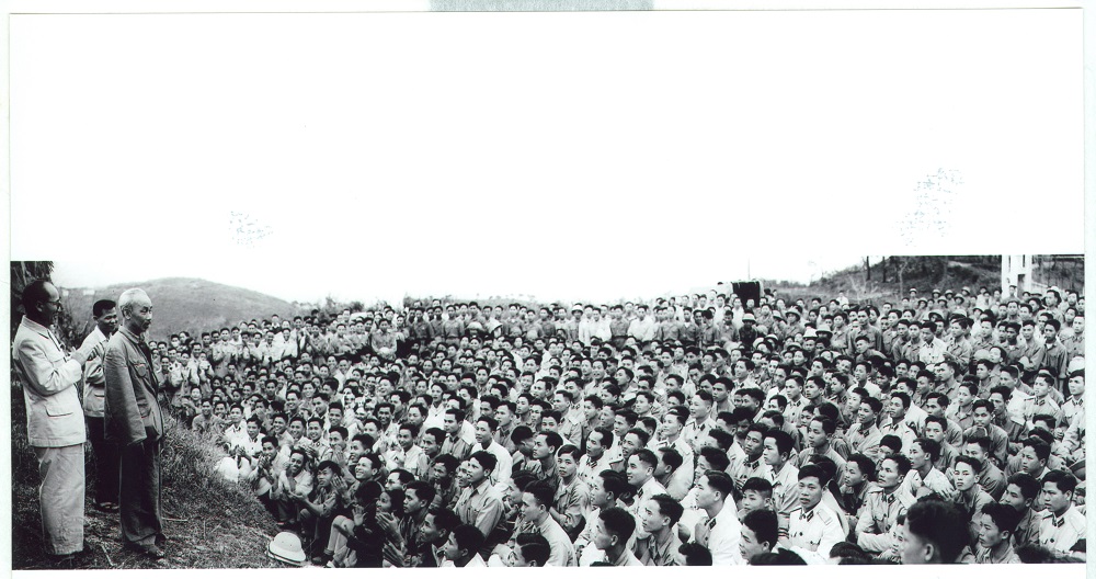Chủ tịch Hồ Chí Minh nói chuyện với cán bộ, chiến sĩ Trung đoàn 244, ngày 30/3/1959.