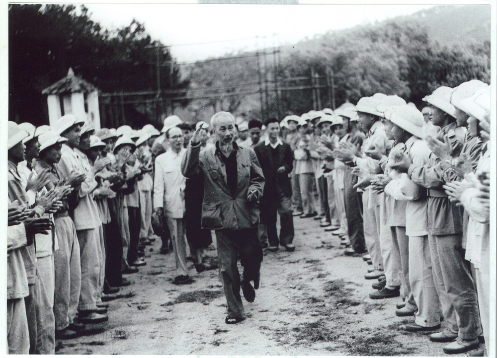 Chủ tịch Hồ Chí Minh thăm Sở Chỉ huy Trung đoàn 244, ngày 30/3/1959. 