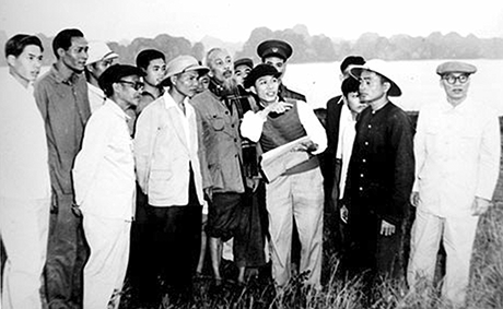 Chủ tịch Hồ Chí Minh thăm hỏi đời sống, sản xuất của người dân Tuần Châu.