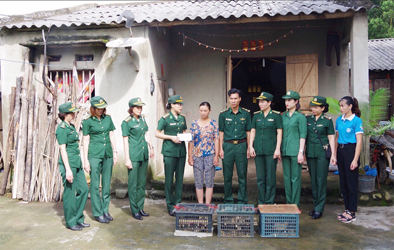Hội phụ nữ BĐBP tỉnh tặng quà cho gia đình chị Lý Thị Thắm, bản Nà Nhái, xã Vô Ngại, huyện Bình Liêu.