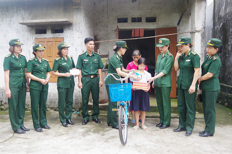 Hội phụ nữ BĐBP tỉnh tặng quà và xe đạp cho cháu Mạ Thị Trang bản Nà Nhái, xã Vô Ngại, huyện Bình Liêu.