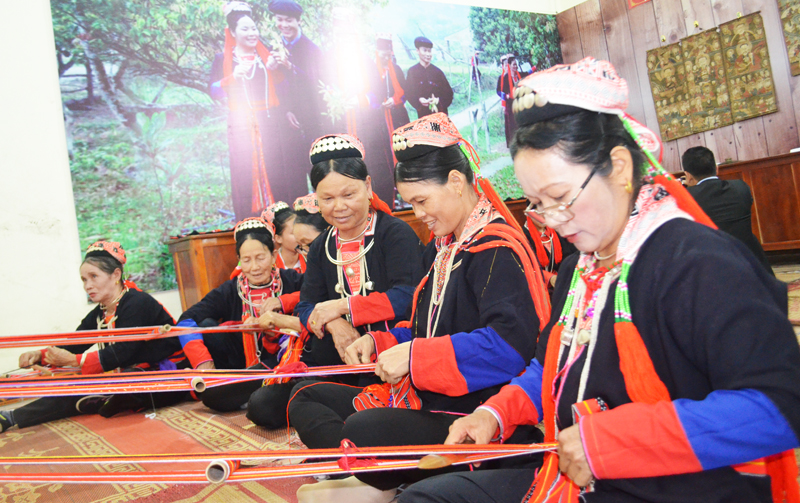 Người dân thôn Khe Sú, xã Thượng Yên Công (TP Uông Bí) truyền dạy nghệ thuật thêu truyền thống tại nhà văn hóa thôn
