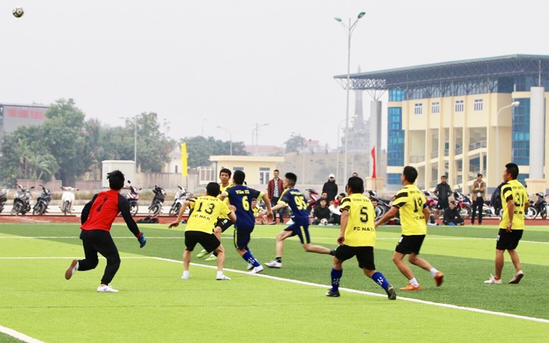Sân cỏ nhân tạo tại xã Hồng Phong (TX Đông Triều) thu hút nhiều hoạt động thể thao của người dân