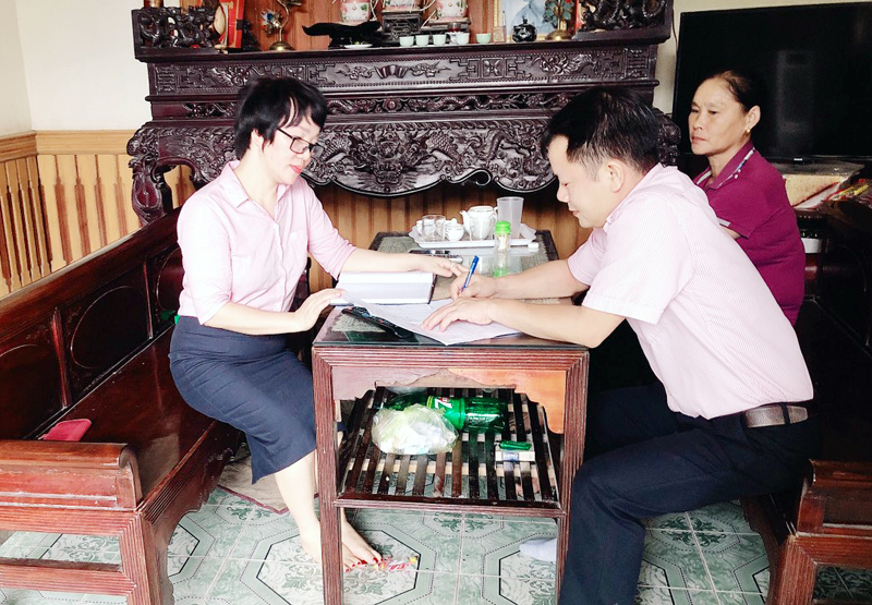 Hội LHPN huyện Hoành Bồ phối hợp hướng dẫn người dân thực hiện các thủ tục vay vốn giải quyết việc làm. 