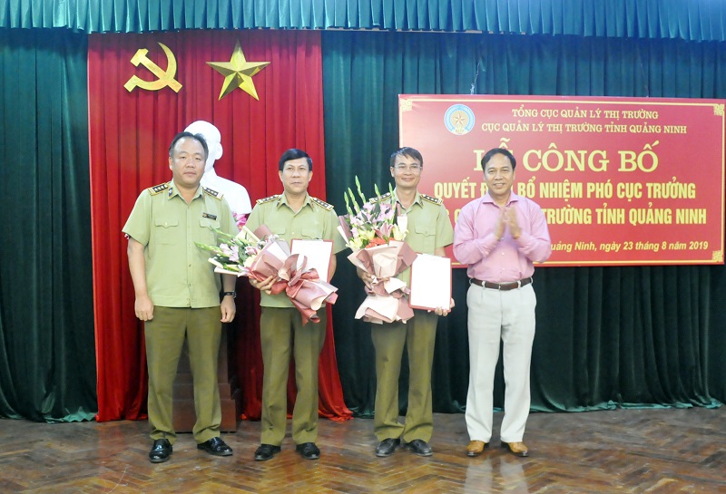 Đồng chí Trần Hữu Linh, Tổng cục trưởng, Tổng cục Quản lý thị trường, Đặng Huy Hậu, Phó Chủ tịch Thường trực UBND tỉnh đã trao định quyết định cho 2 đông chí.