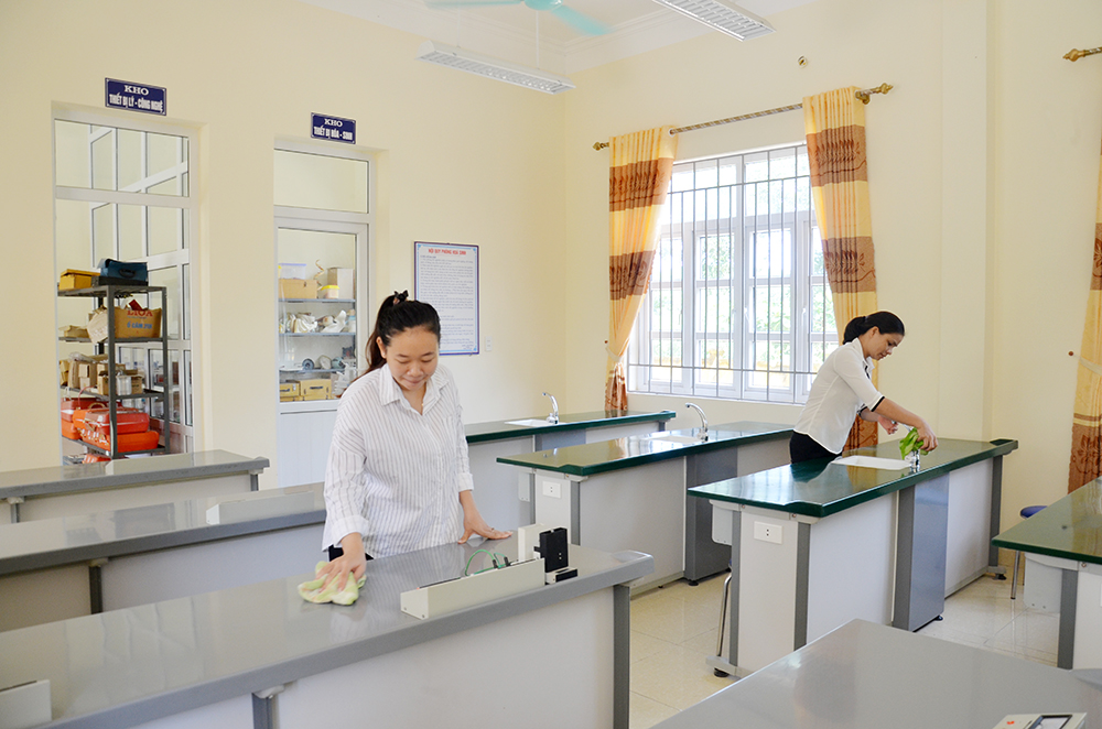Các cô giáo Trường TH-THCS Cái Chiên lau dọn phòng thí nghiệm để chuẩn bị cho năm học mới.
