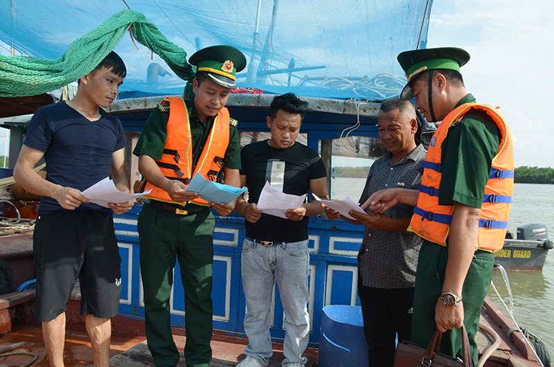 Thiếu tá Trần Duy Quý thường xuyên đến tận tàu thuyền để tuyên truyền, vận động ngư dân không sử dụng ngư cụ cấm để khai thác thủy sản.