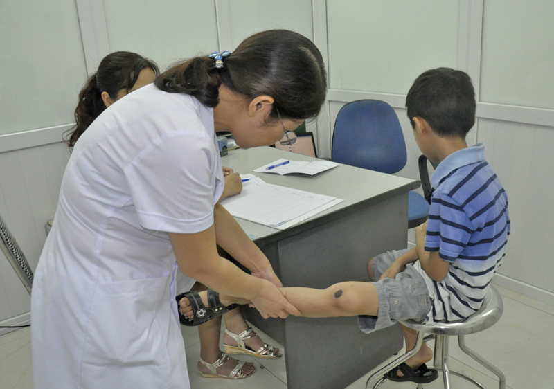 Kiểm tra bệnh về da cho bệnh nhân tại Trung tâm Phòng chống bệnh tật tỉnh.