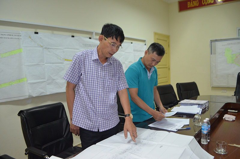 Lãnh đạo Trung tâm phát triển quỹ đất TX Quảng Yên nghiên cứu hồ sơ liên quan đến phương án bồi thường GPMB dự án 
