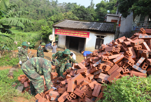Lực lượng đoàn thanh niên Đồn biên phòng cửa khẩu Hoành Mô giúp gia đình bà Lưu vận chuyển nguyên vật liệu.