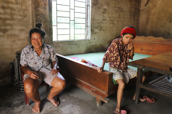 Bà Lưu và người con thứ 2 bị tàn tật, sức khỏe yếu không có khả năng lao động.