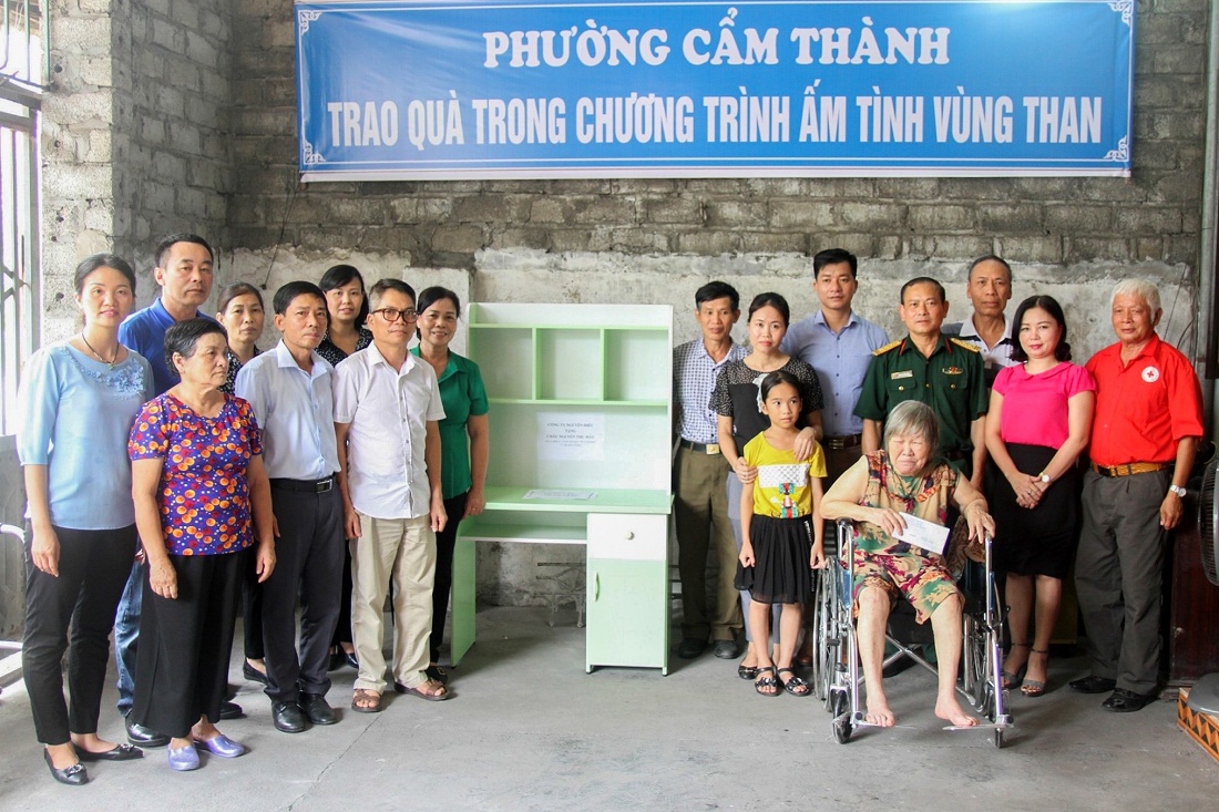 Các đơn vị hảo tâm đến thăm hỏi, hỗ trợ đồ dung sinh hoạt cho gia đình chị Nguyễn Thị Linh là hộ nghèo ở khu phố 8, phường Cẩm Thành (TP Cẩm Phả).