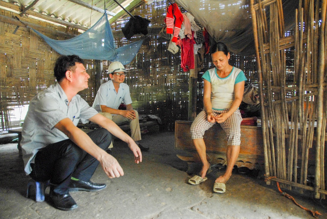 Lãnh đạo MTTQ TP Cẩm Phả và UBND phường Mông Dương khảo sát tình hình hộ nghèo tại khu phố 10 của phường.