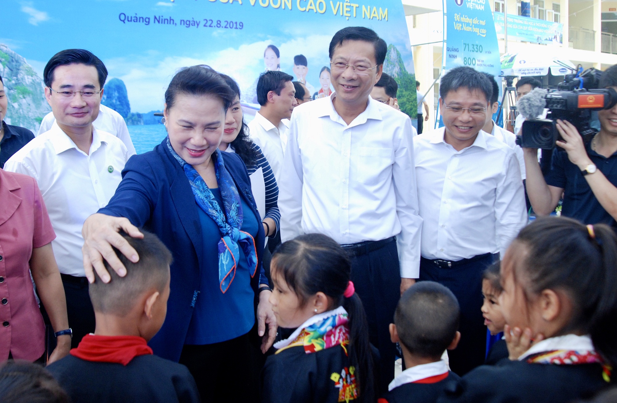 hủ tịch Quốc Hội Nguyễn Thị Kim Ngân cùng các đồng chí lãnh đạo tỉnh trò chuyện với học sinh Trường Tiểu học và THCS Đồng Sơn. (Ảnh: Thanh Tùng)