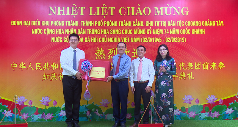 Đoàn đại biểu khu Phòng Thành, thành phố Phòng Thành Cảng, Khu tự trị dân tộc Choang tỉnh Quảng Tây (Trung Quốc) tặng quà cho huyện Bình Liêu
