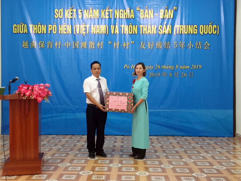 Trưởng thôn Pò Hèn (Việt Nam) và trưởng thôn Thán Sản (Trung Quốc) tặng quà lưu niệm.
