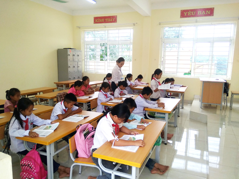 Thầy và trò lớp 5A2, Trường Tiểu học &THCS Đồng Sơn (xã Đồng Sơn, huyện Hoành Bồ) giảng dạy, học tập trong phòng học mới khang trang.
