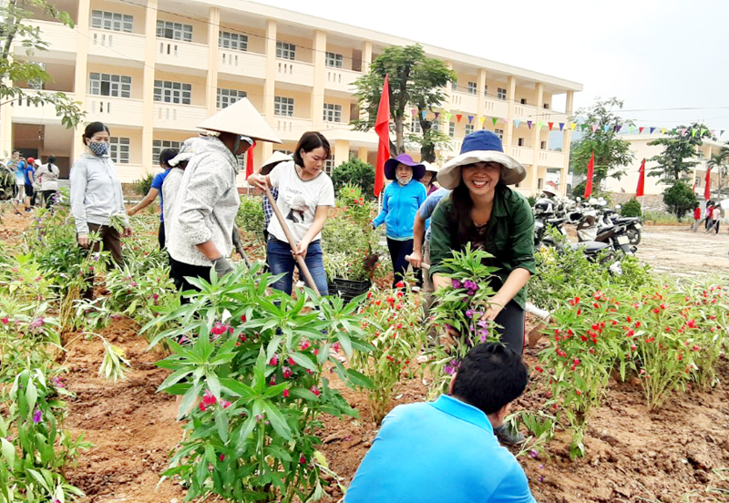 Các thầy cô giáo Trường Tiểu học Nam Sơn (xã Nam Sơn, huyện Ba Chẽ) trồng hoa khuôn viên trường mới, đón ngày khai giảng.