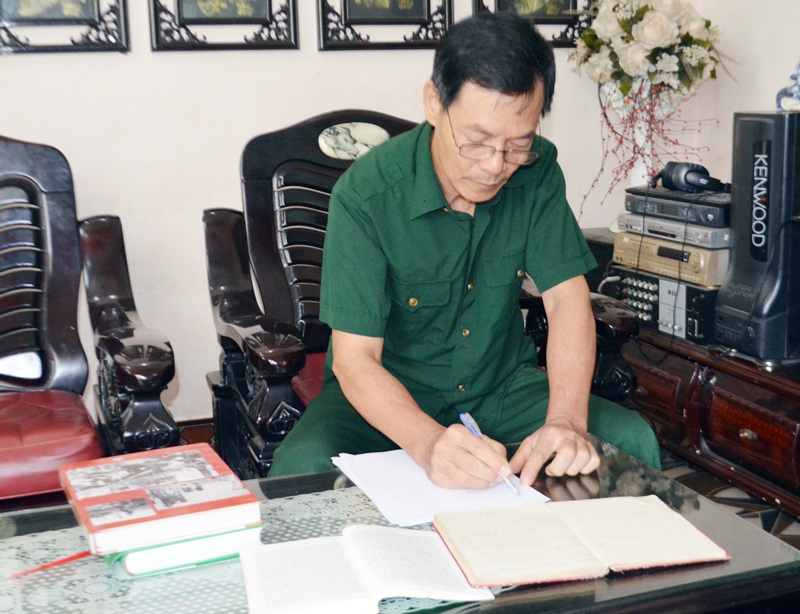 CCB Nguyễn Văn Mai, Khu 2B, phường Cẩm Trung (TP Cẩm Phả) chuyển bị tài liệu để nói chuyện truyền thống cách mạng cho các em học sinh dịp Quốc khánh 2/9.