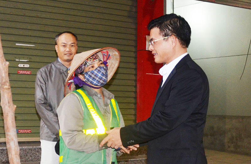 Đồng chí Nguyễn Mạnh Hà, Chủ tịch UBND TP Uông Bí cảm ơn, động viên công nhân Công ty CP môi trường và đô thị Uông Bí làm việc đếm 30 Tết 