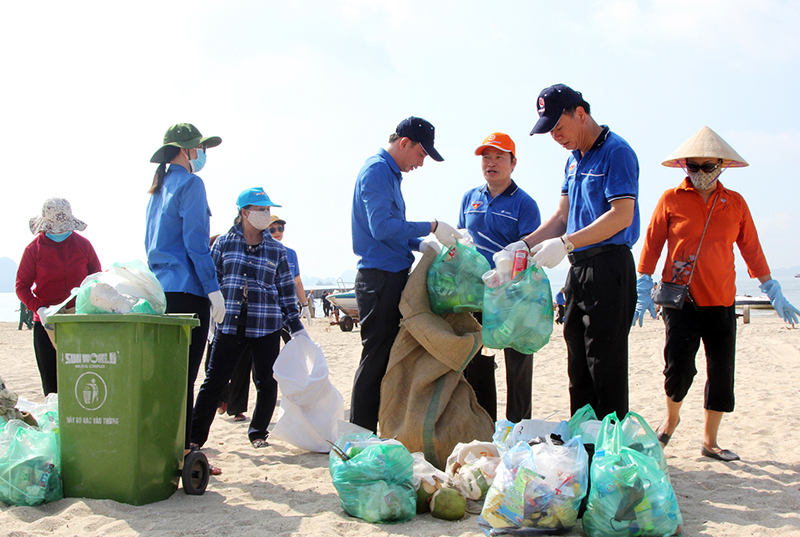 Đại biểu cùng đoàn viên, hội viên tham gia dọn sạch trên 5km bờ biển sau Buổi phát động phong trào “Chống rác thải nhựa” năm 2019 do Khối Mặt trận Tổ quốc và các tổ chức chính trị - xã hội tỉnh tổ chức vào tháng 8/2019. Ảnh: Bá Trinh (Tỉnh Đoàn)