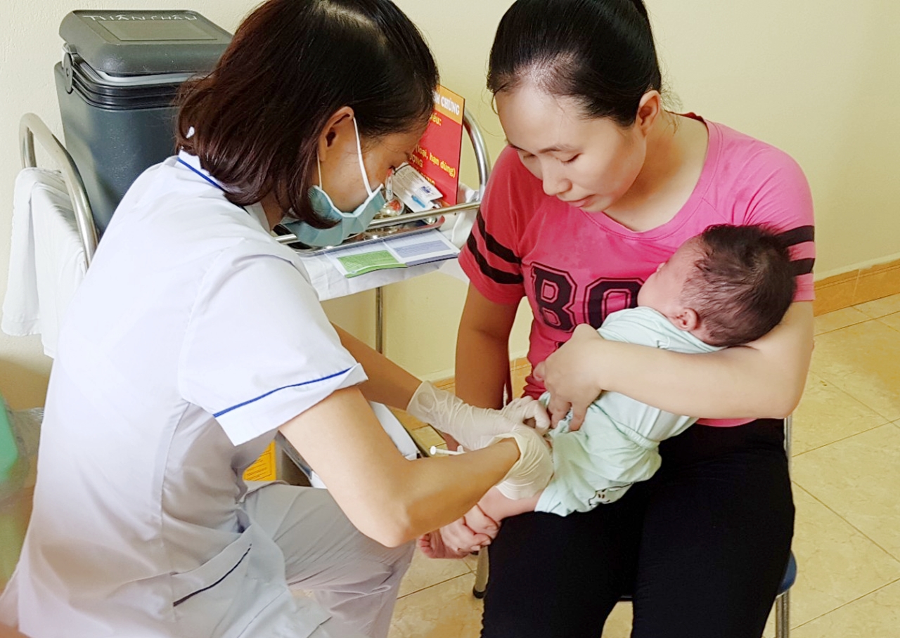 Vắc xin SII triển khai trong chương trình tiêm chủng mở rộng cho trẻ tại phường Bạch Đằng, TP Hạ Long.