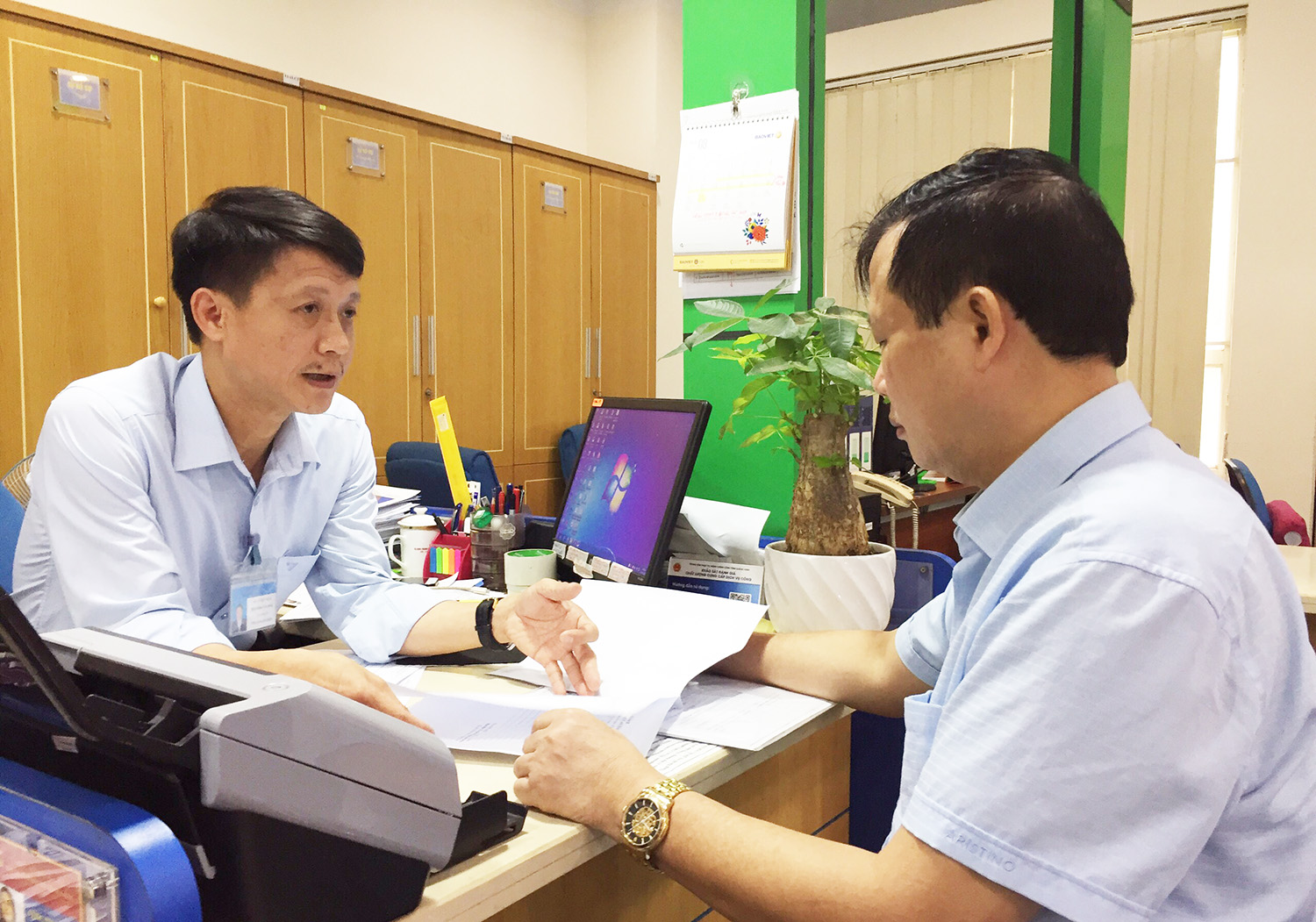 Cán bộ Sở Công Thương hướng dẫn về TTHC cho người dân tại Trung tâm Hành chính công tỉnh.