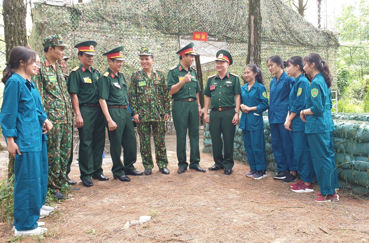 Lãnh đạo Quân khu 3, Bộ CHQS tỉnh, TP Uông Bí kiểm tra khu vực Sở Chỉ huy diễn tập và động viên các lực lượng phục vụ diễn tập trong căn cứ chiến đấu của TP Uông Bí.