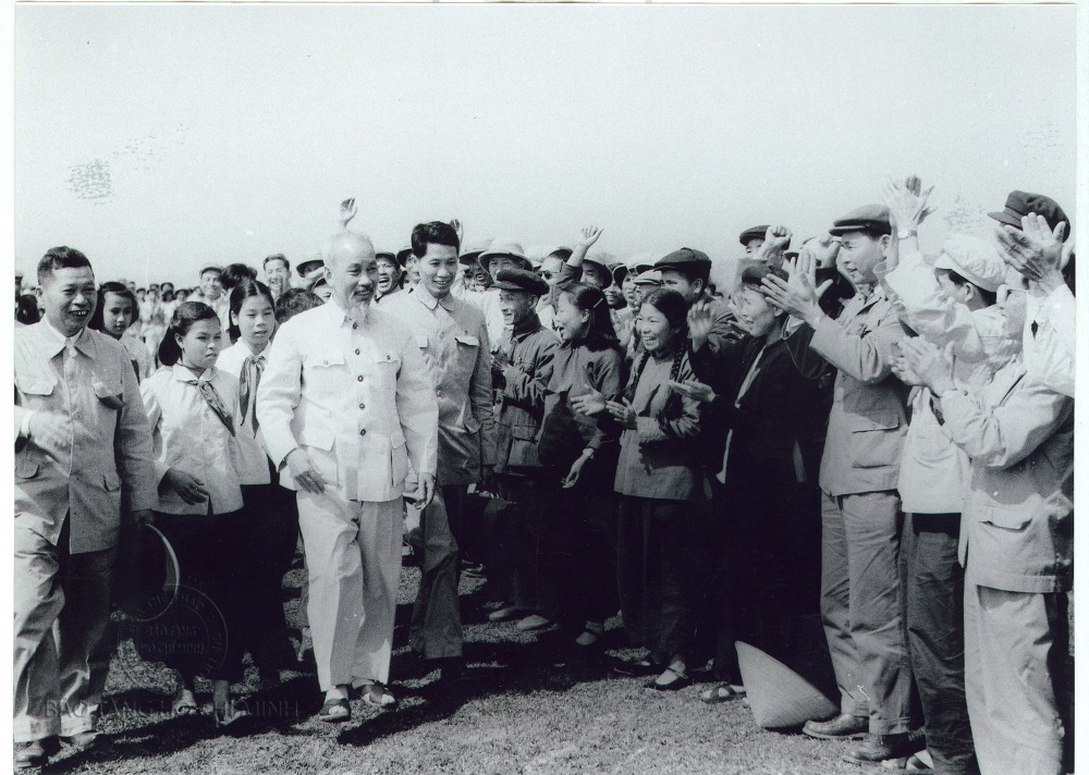 Đồng bào các dân tộc tỉnh Hải Ninh vui mừng đón Chủ tịch Hồ Chí Minh về thăm, ngày 19/2/1960.