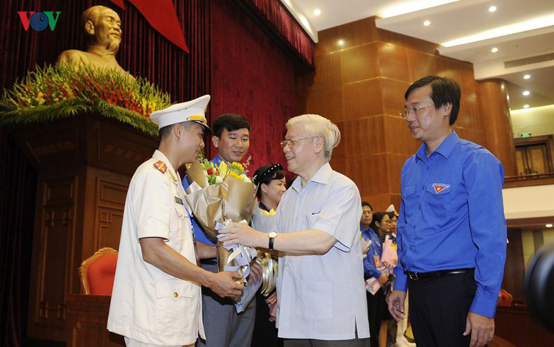 Tổng Bí thư, Chủ tịch nước Nguyễn Phú Trọng tặng hoa các Đảng viên trẻ.