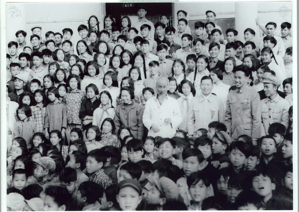 Chủ tịch Hồ Chí Minh thăm một lớp học và chụp ảnh cùng thầy, trò Trường Tiểu – Trung học Hoa Văn, thị xã Móng Cái, ngày 20/2/1960.