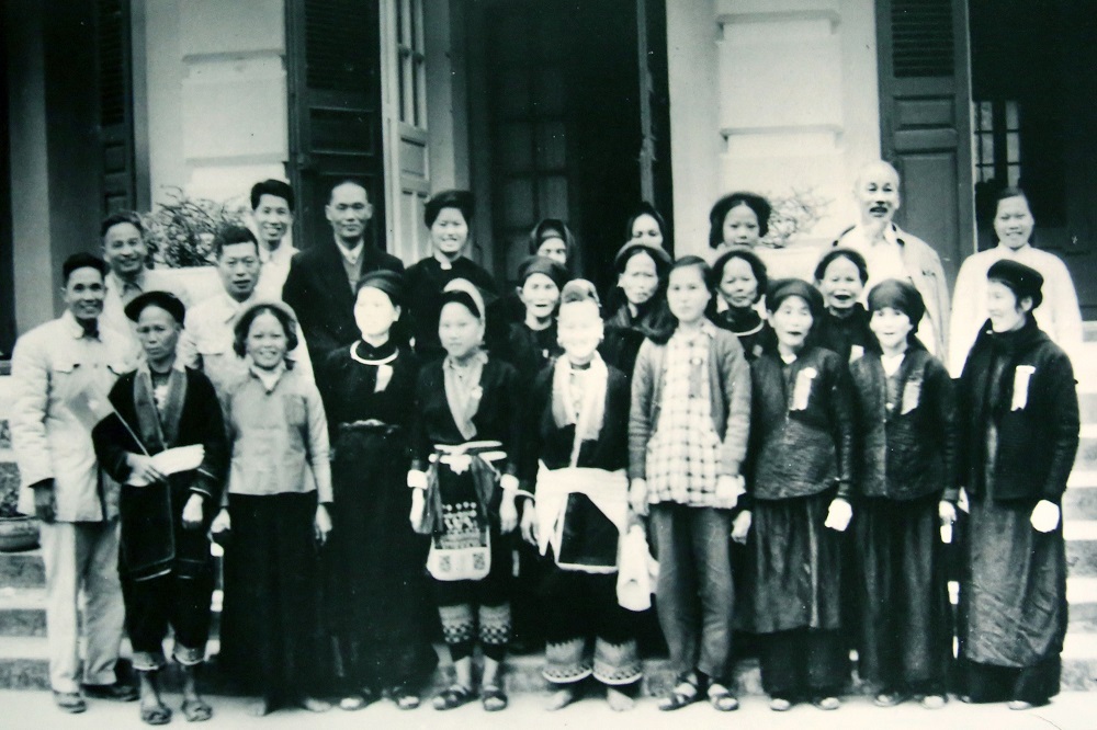 Chủ tịch Hồ Chí Minh chụp ảnh lưu niệm với các đại biểu dân tộc thiểu số tỉnh Hải Ninh, ngày 20/2/1960.