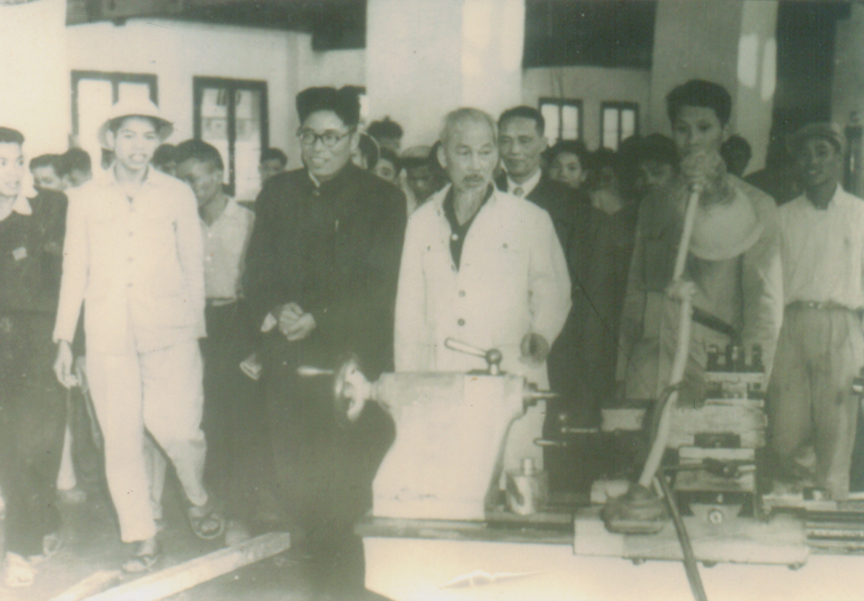 Chủ tịch Hồ Chí Minh thăm Nông trường Hữu Nghị, Móng Cái, ngày 20/2/1960. Chủ tịch Hồ Chí Minh thăm Nông trường Hữu Nghị, Móng Cái, ngày 20/2/1960.