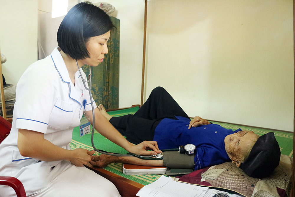 Bác sĩ Bệnh viện Việt Nam - Thủy Điển Uông Bí khám bệnh cho người cao tuổi trên địa bàn thành phố.