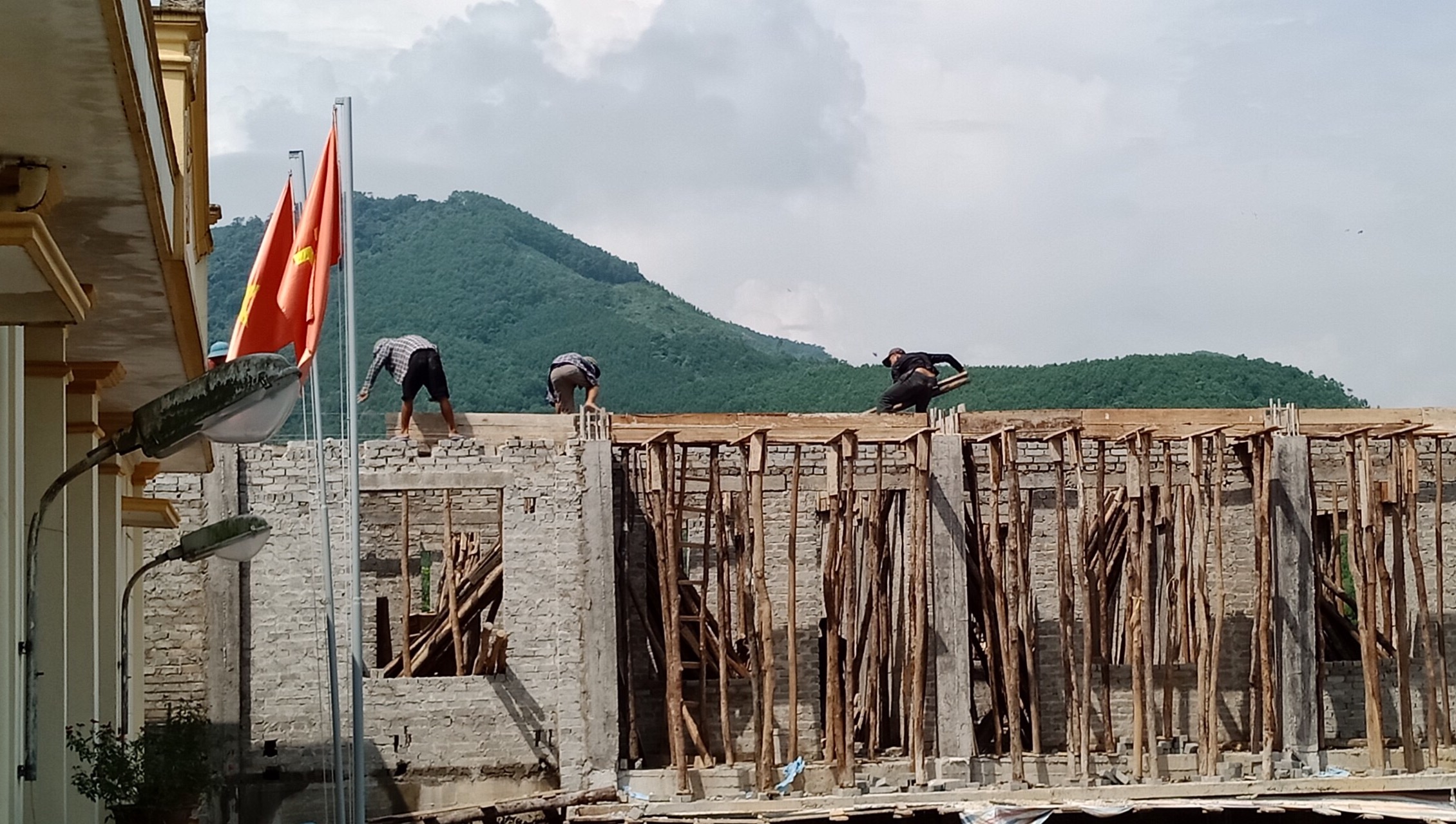 Mất ATLĐ, Công nhân thi công trên công trình nhà cao tầng tại Ba Chẽ. Ảnh chụp ngày 16/8/2019