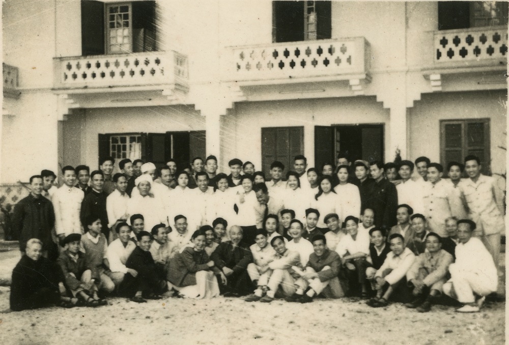 Chủ tịch Hồ Chí Minh cùng các đồng chí bảo vệ, phục vụ trong chuyến Người về thăm khu Hồng Quảng, tháng 3/1961.