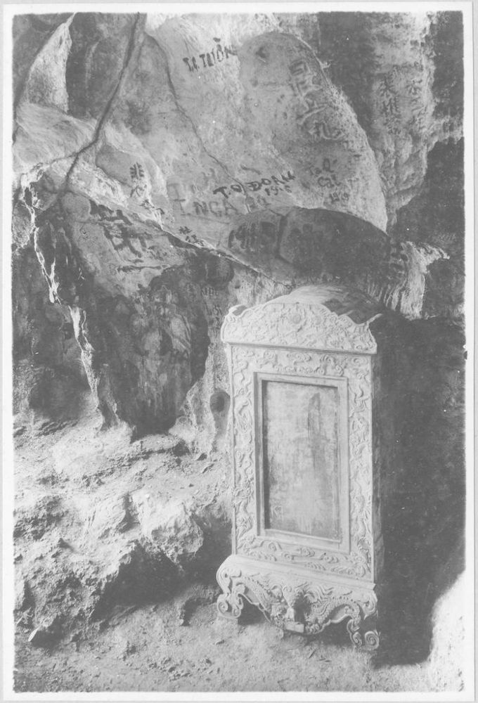 Bia đá ở hang Đầu Gỗ chụp đầu thế kỉ XX. Nguồn ảnh: Viện Viễn đông Bác Cổ.