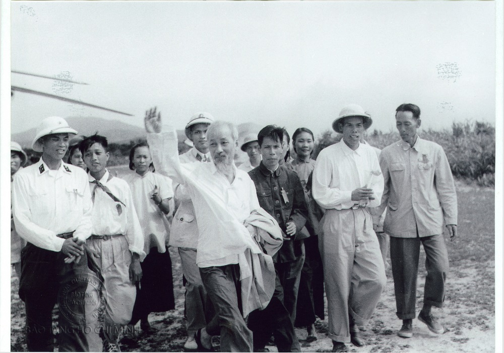 Ngày 9/5/1961, máy bay trực thăng đưa Chủ tịch Hồ Chí Minh từ Trà Cổ đến thăm đảo Cô Tô. Cùng đi với Bác có đồng chí Hoàng Chính, Bí thư Tỉnh uỷ Hải Ninh.