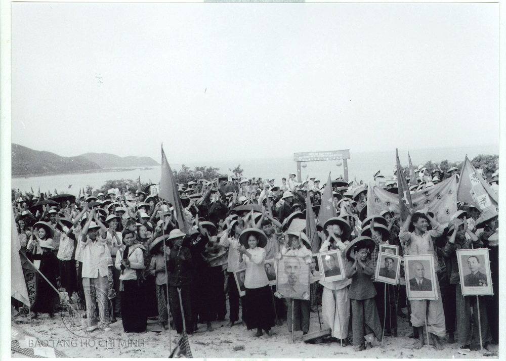 Nhân dân Cô Tô vui mừng chào đón Chủ tịch Hồ Chí Minh tới thăm đảo, ngày 9/5/1961.