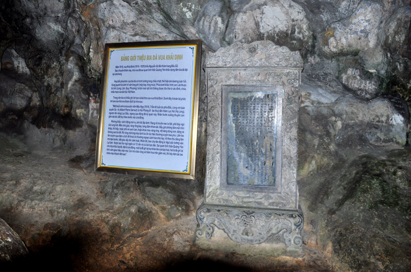  Tấm bia của vua Khải Định tại hang Đầu Gỗ hiện nay. Ảnh: Trần Minh