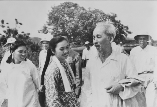 Chủ tịch Hồ Chí Minh thăm hỏi đời sống người dân trên đảo Cô Tô, ngày 9/5/1961.
