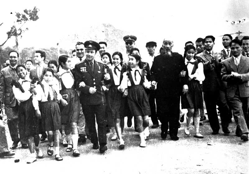 Chủ tịch Hồ Chí Minh cùng G. Titov với các cháu thiếu niên khu Hồng Quảng, tại Bãi Cháy, ngày 22/1/1962.
