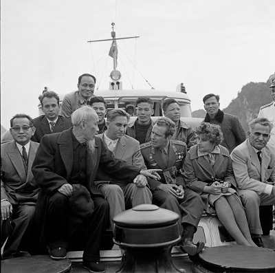 Chủ tịch Hồ Chí Minh chụp ảnh với G. Titov và thuỷ thủ tàu Hải Lâm; trò chuyện thân mật cùng các vị khách Liên Xô đi trên tàu Hải Lâm.