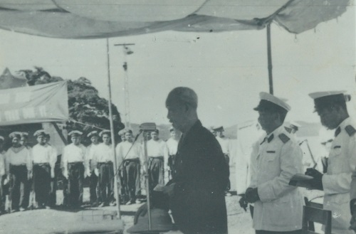 Chủ tịch Hồ Chí Minh nói chuyện với cán bộ, chiến sĩ hải quân tại quân cảng Vạn Hoa (nay thuộc đảo Cái Bầu, huyện Vân Đồn), ngày 13/11/1962.