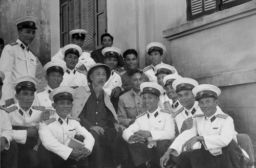 Chủ tịch Hồ Chí Minh chụp ảnh cùng các cán bộ, chiến sĩ tàu Hải Lâm (ảnh trái) và cán bộ, chiến sĩ hải quân đóng ở quân cảng Vạn Hoa, ngày 13/11/1962.