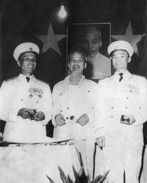 Chủ tịch Hồ Chí Minh tại buổi lễ tuyên dương công trạng các đơn vị chiến thắng ngày 2 và ngày 5/8/1964. Đứng bên phải Người là đồng chí Nguyễn Bá Phát, Tư lệnh Quân chủng Hải quân. Đứng bên trái Người là đồng chí Phùng Thế Tài, Tư lệnh Quân chủng Phòng không - Không quân.