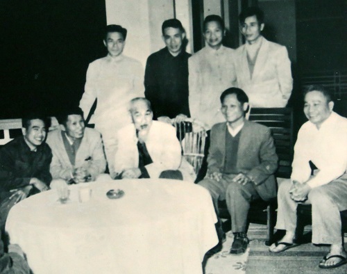 Chủ tịch Hồ Chí Minh cùng các đồng chí lãnh đạo tỉnh Quảng Ninh tại nhà khách Bãi Cháy tối 1/2/1965.