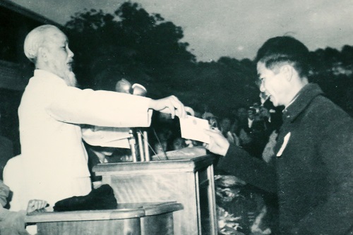Chủ tịch Hồ Chí Minh tặng thiệp chúc tết cho ông Voòng Tống Hôn, Hợp tác xã Hùng Tiến, huyện Cẩm Phả vì thành tích trồng được 11.000 cây xanh lên tốt, ngày 2/2/1965. 