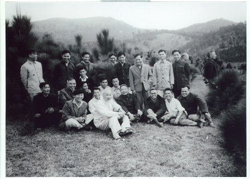 Trên đường từ Hòn Gai về Uông Bí, Chủ tịch Hồ Chí Minh và các đồng chí cùng đi nghỉ chân ở đồi thông Yên Lập, xã Minh Thành, huyện Yên Hưng, ngày 2/2/1965.